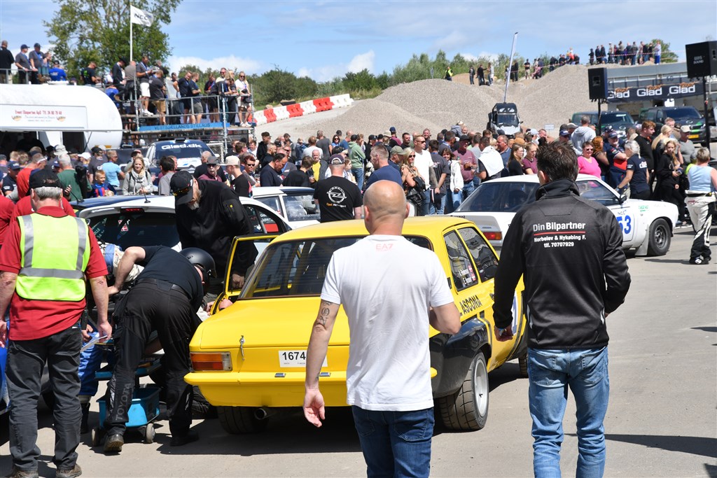 De tusindtallige publikum fik fart og dramatik for alle pengene, mens rallybilerne cirkulerede på sprintbanen i Gammelrand.
(Foto: Morten Dam)